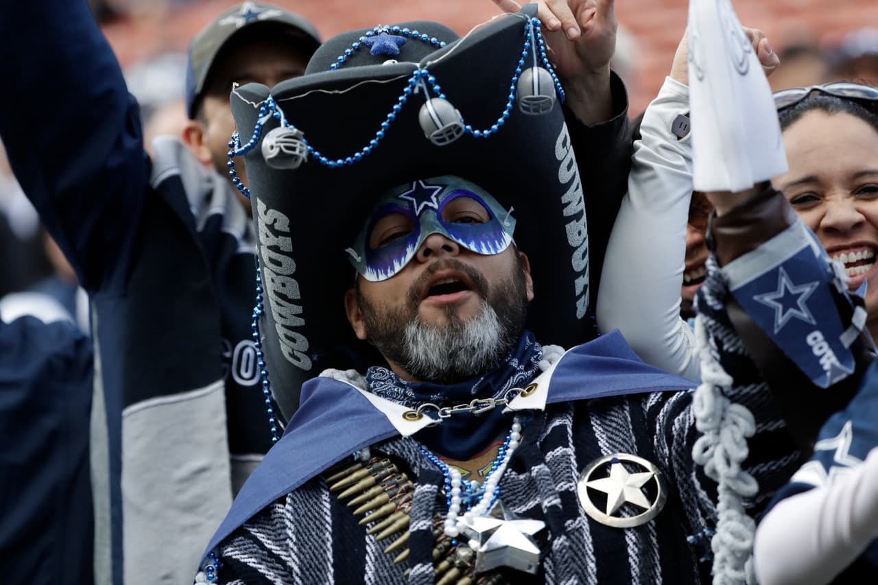 Un fanático de Dallas Cowboys espera ver triunfador a su equipo en Los Ángeles.