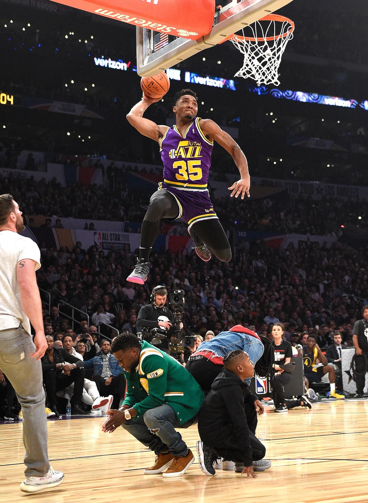 Donovan Mitchell, jugador del Utah Jazz, se convirtió en campeón del concurso de clavadas al vencer a Nance Jr. por 98-96. Te presentamos las mejores ejecuciones de la noche.