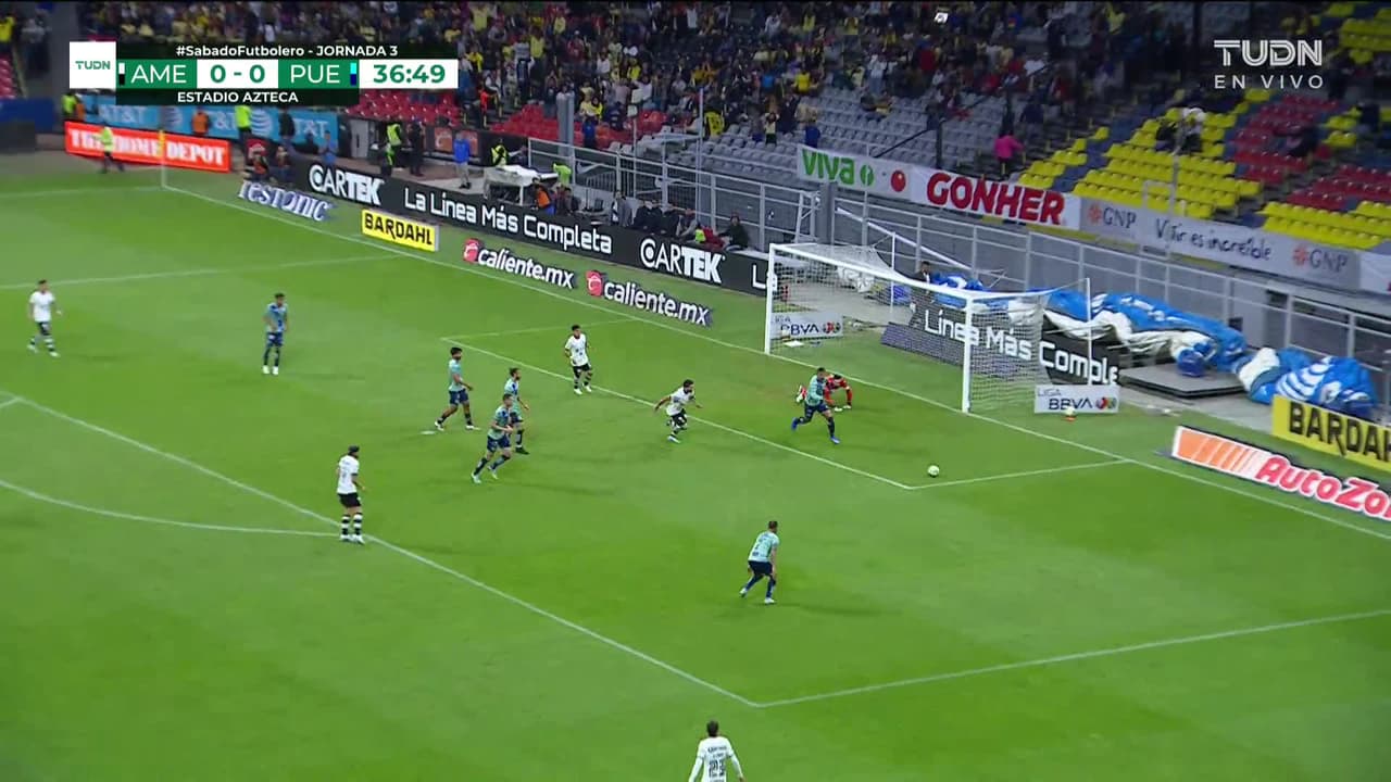 ¡TIRO ATAJADO! disparo por Diego Valdés.