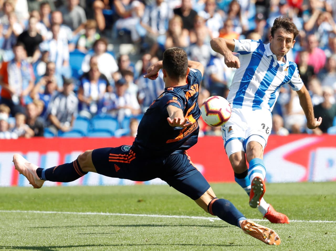Mikel Oyarzabal también lo intentó, pero el arco estaba cerrado para el equipo vasco.