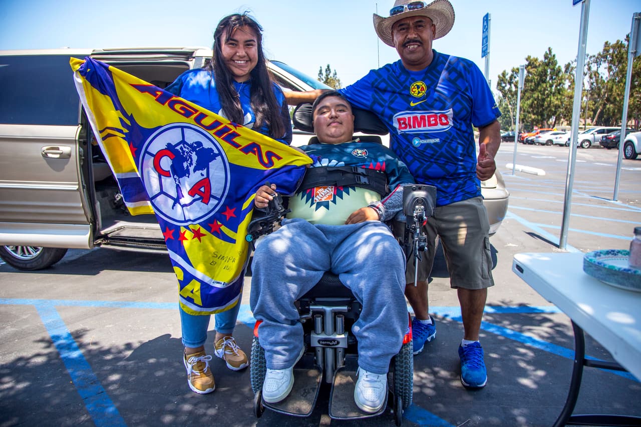 Así se vivió el color previo al partido de Campeón de Campeones de la Liga MX entre los Tigres de la UANL y las Águilas del América en Dignity Healt Sports Park, en Carson, California. Los dos más recientes monarcas del balompié mexicano se veían cara a cara para dirimir un trofeo que sus aficionados querían en las vitrinas de su club.