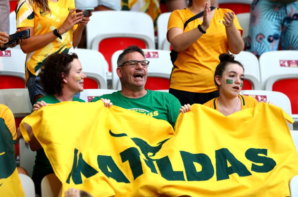 En el Allianz Riviera de Niza se enfrentan Noruega y Australia por los Octavos de Final del Mundial femenino y las fanáticas llenan de alegría las tribunas.