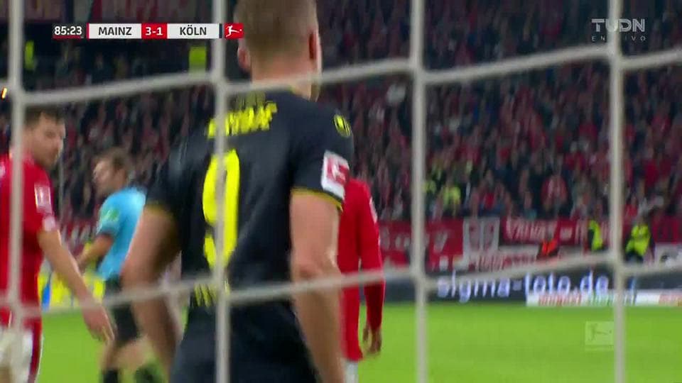 Tiro desviado de Simon Terodde