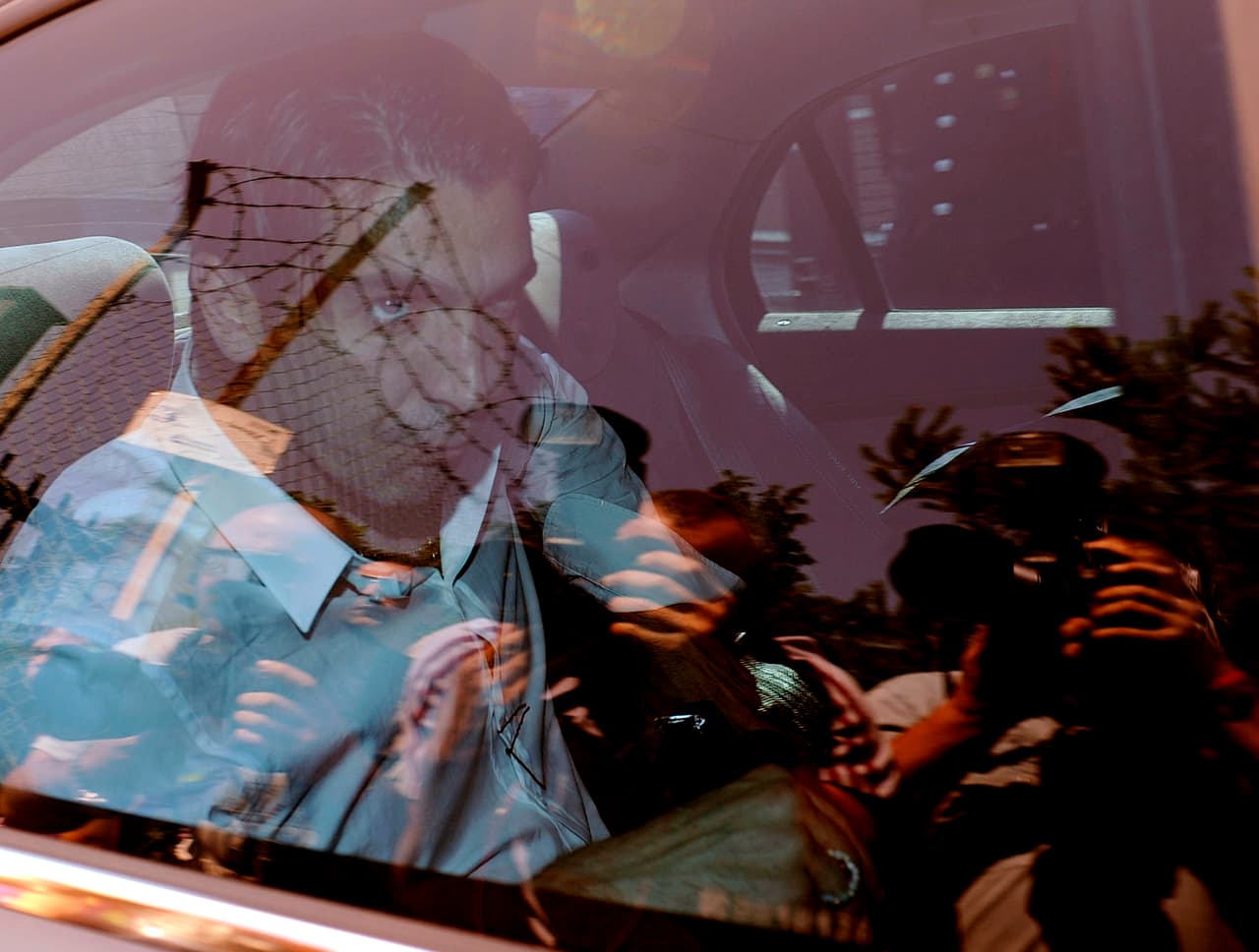 La llegada a Italia de los que antes fueron ídolos ahora fue entre las sombras.