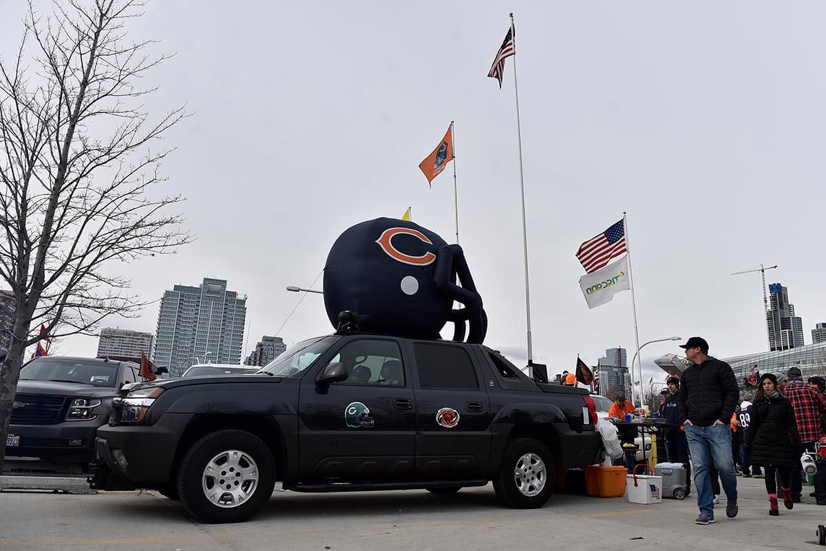 Cerca del Soldier Field, los fanáticos de los Chicago Bears muestran su apoyo al equipo que tiene una de las mejores defensivas de la NFL.
