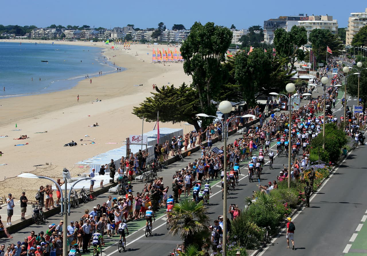 Este trayecto de La Baule a Sarzeu pasó muy cerca de la costa noroeste de Bretaña. Los ciclistas gozaron de un buen clima, soleado, poco viento y eso sí, muchísimo público a lo largo de la ruta.