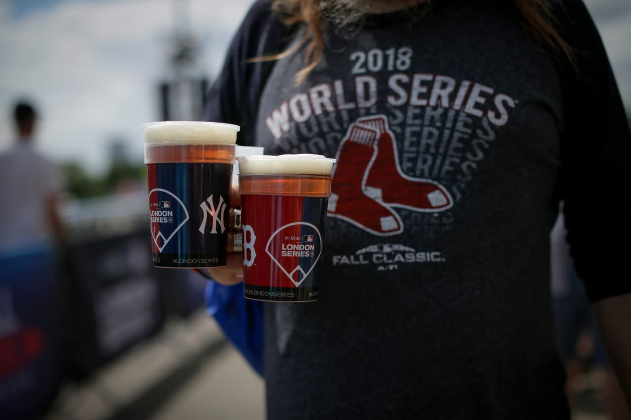 El duelo entre Boston Red Sox y New York Yankees, el partido más tradicional de la MLB, llegó a Londres, donde encendió el fuego de los fanáticos de las Grandes Ligas en Inglaterra.