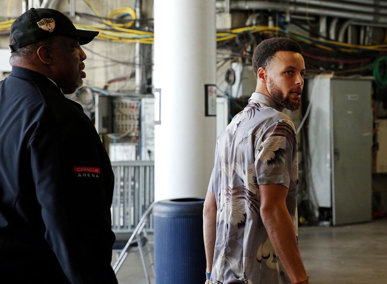 Se llegó la fecha del Juego 3 de las Finales NBA en la costa oeste de los Estados Unidos cuando Oracle Arena recibió de nuevo la lucha por el cetro de la mejor liga de baloncesto del mundo. Así fue como llegaron al recinto los jugadores tanto de Toronto Raptors como de Golden State Warriors.