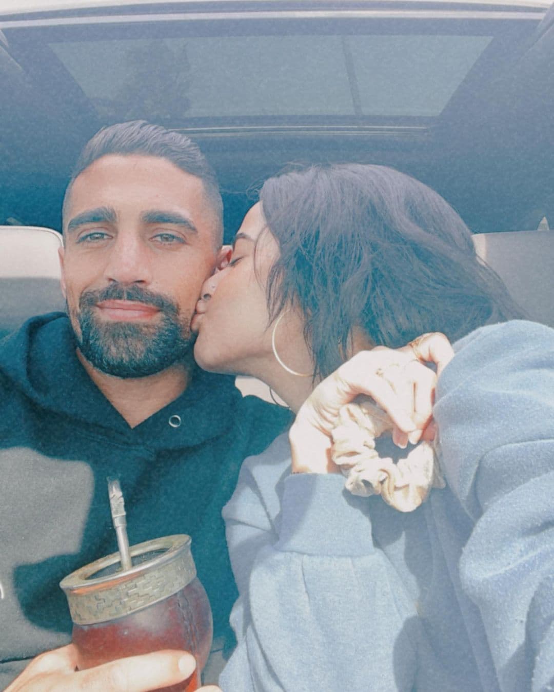 Becky G y Sebastián se mudaron juntos tras dos años de relación, pero para la cantante fue difícil, pues viene de una familia muy conservadora.