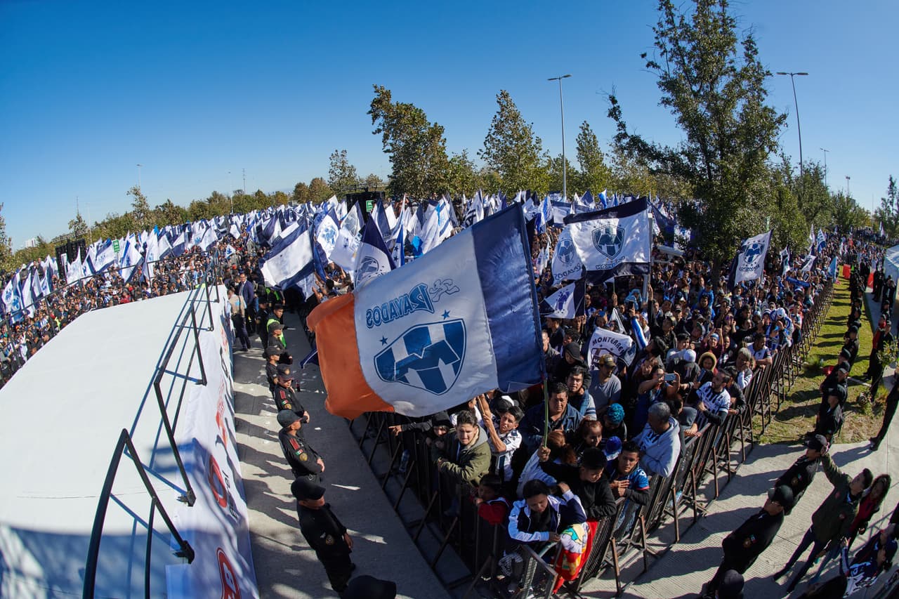 Los Rayados disfrutan del campeonato con su gente en el desfile que congregó a miles de personas desde el Parque Fundidora hasta su estadio.