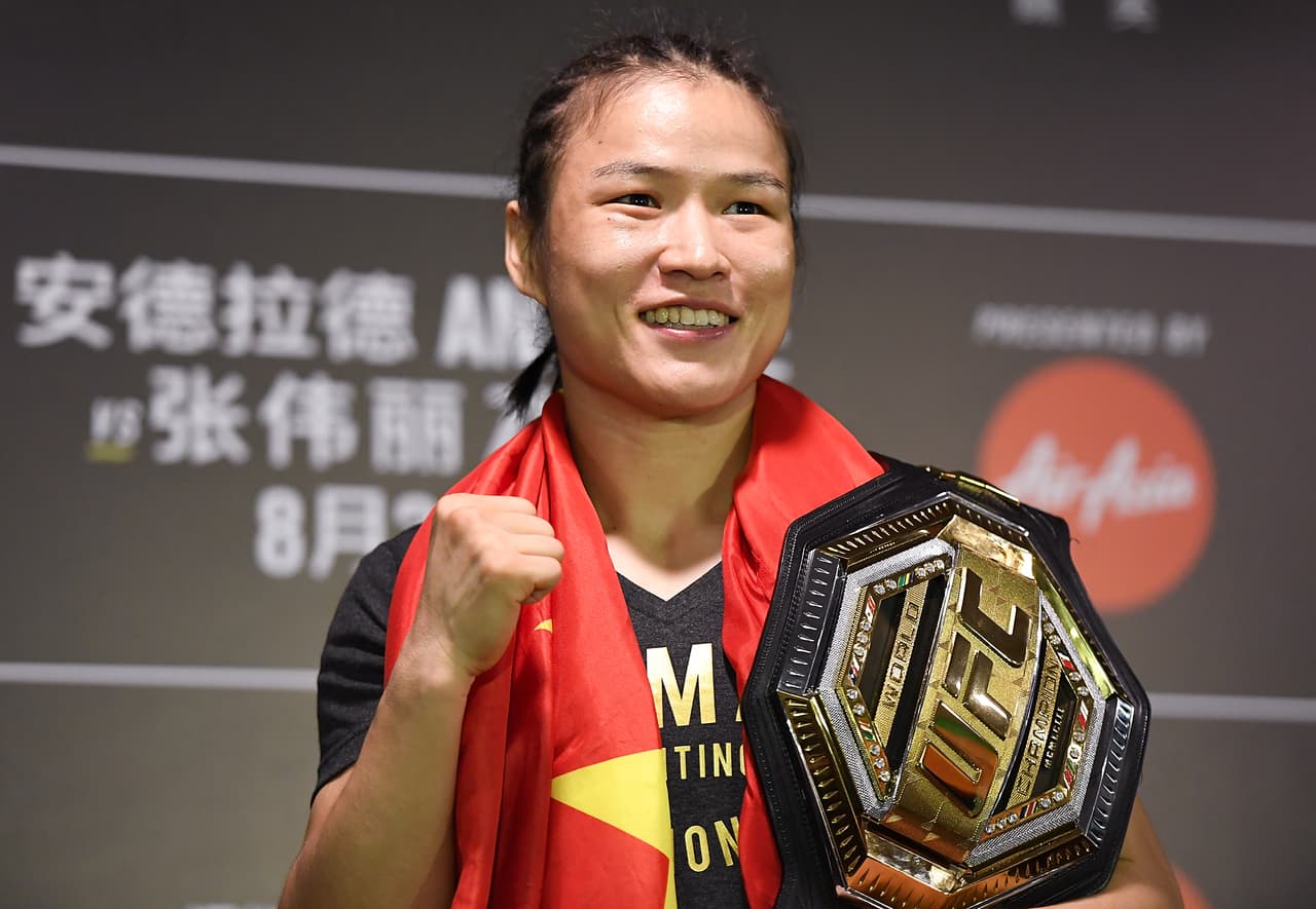 La campeona china de la UFC abandona su país por coronavirus