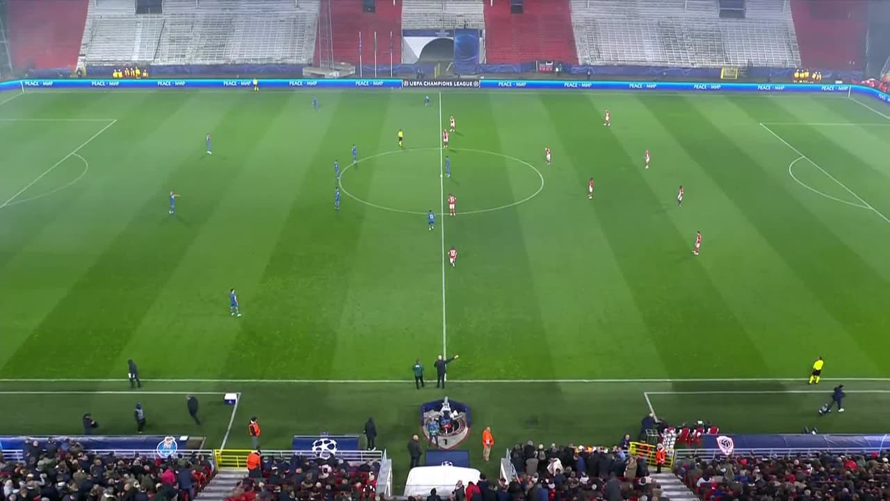 Arranca el partido y la pelota está en juego.