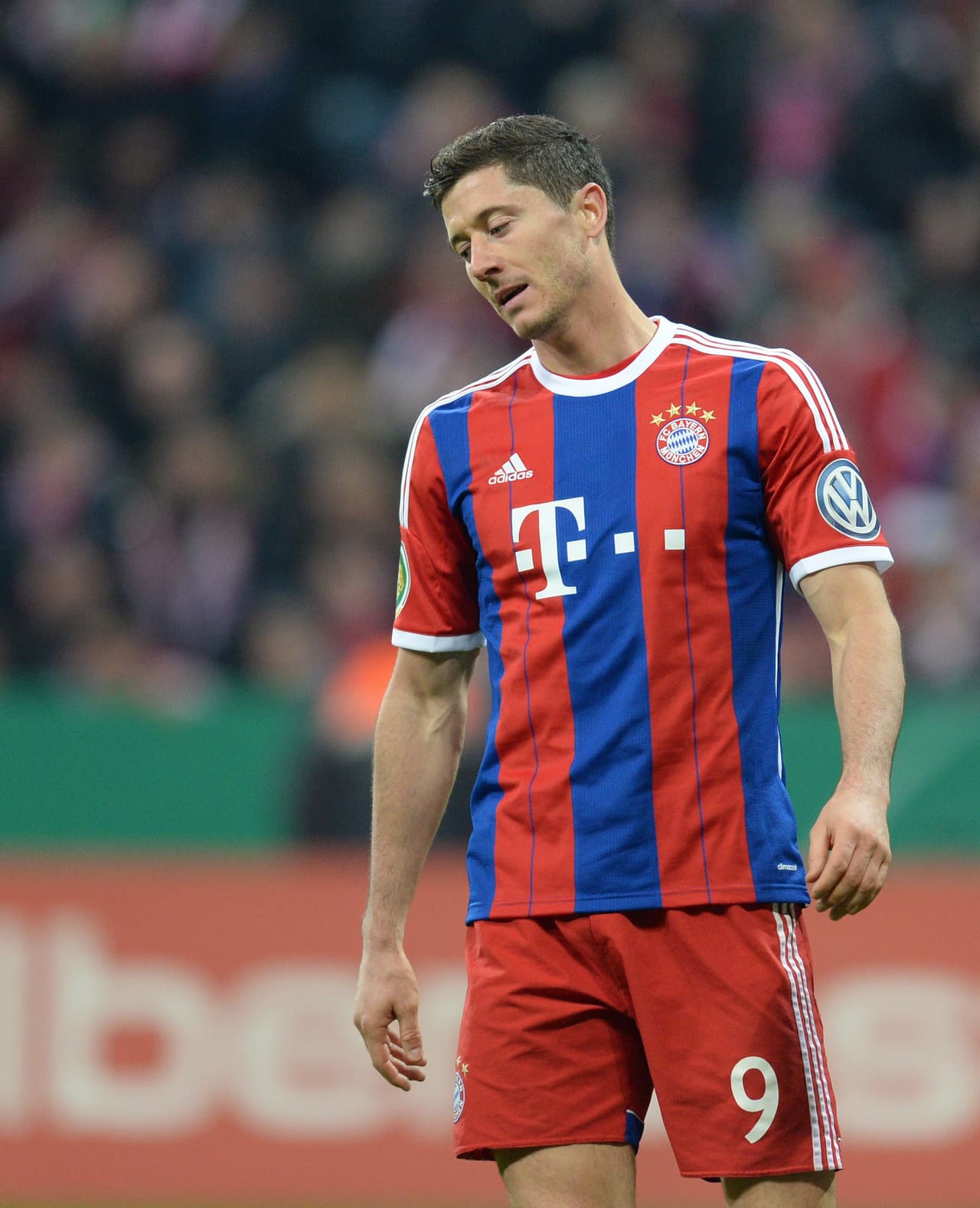 Robert Lewandowski se lamenta por la noticia pues ya estaba preparando maletas para mudarse a España y ser el nuevo referente de ataque del Real Madrid.