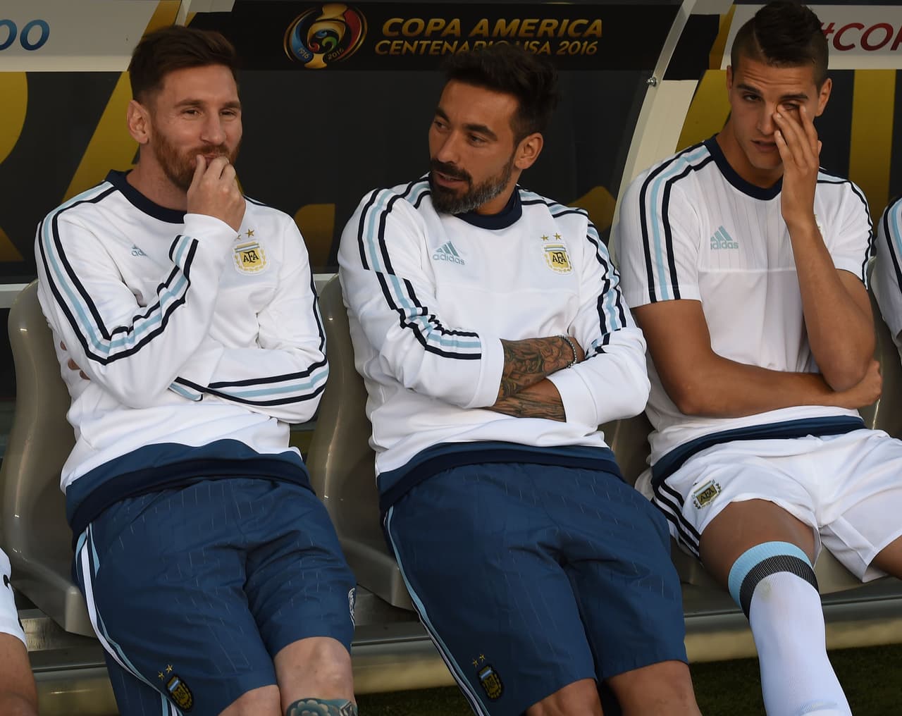 Lionel Messi, mirando el juego desde fuera, conversa con su compañero Ezequiel Lavezzi.