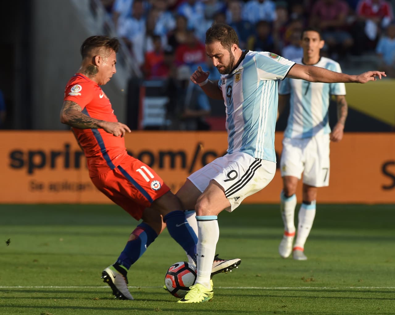Eduardo Vargas de Chile compite por el balón con Gonzalo Higuaín de Argentina.