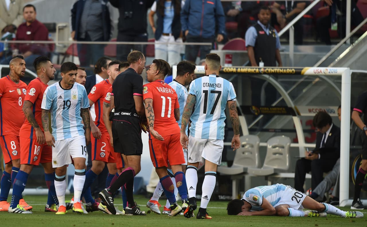 Eduardo Vargas de Chile discute con el árbitro uruguayo Daniel Fedorzuck.