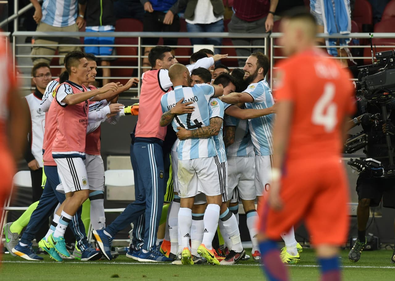 Los jugadores de Argentina celebran el gol.