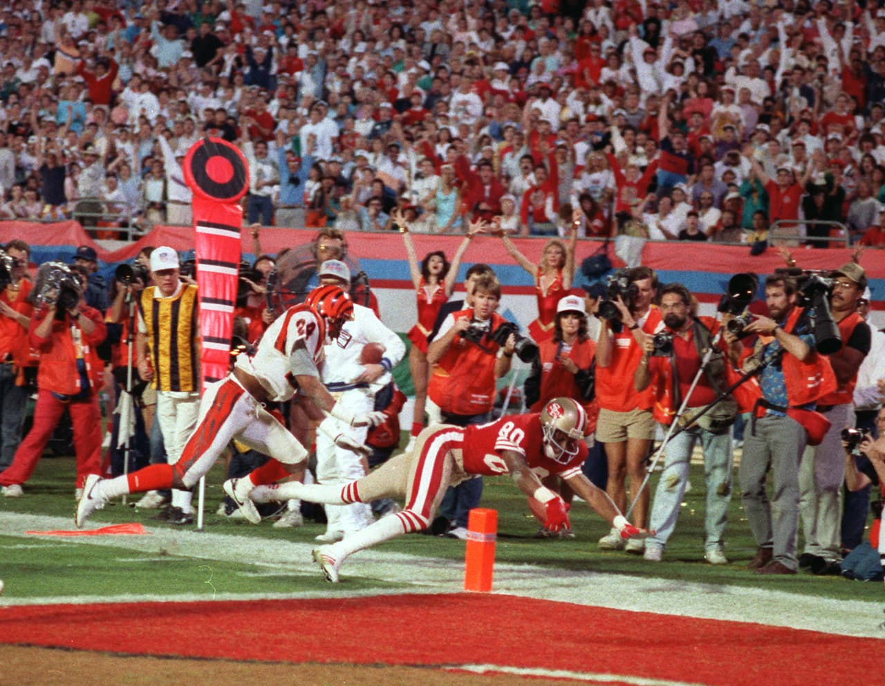 1 - JERRY RICE de San Francisco 49ers, jugó 4 Super Bowls, ganó 3, perdió uno como jugador de Oakland. Pero sus números en el partido grande son hasta ahora insuperables: 33 recepciones para 589 yardas con 8 touchdowns, MVP en el Super Bowl XXIII con los 49ers.
