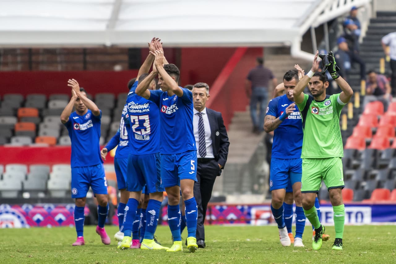 Se acabó el partido y Caixinha concentró en la mitad de la cancha, junto a sus pupilos, para recibir el reconocimiento de la afición. Y, aún así, el rostro de Pedro lucía tenso.