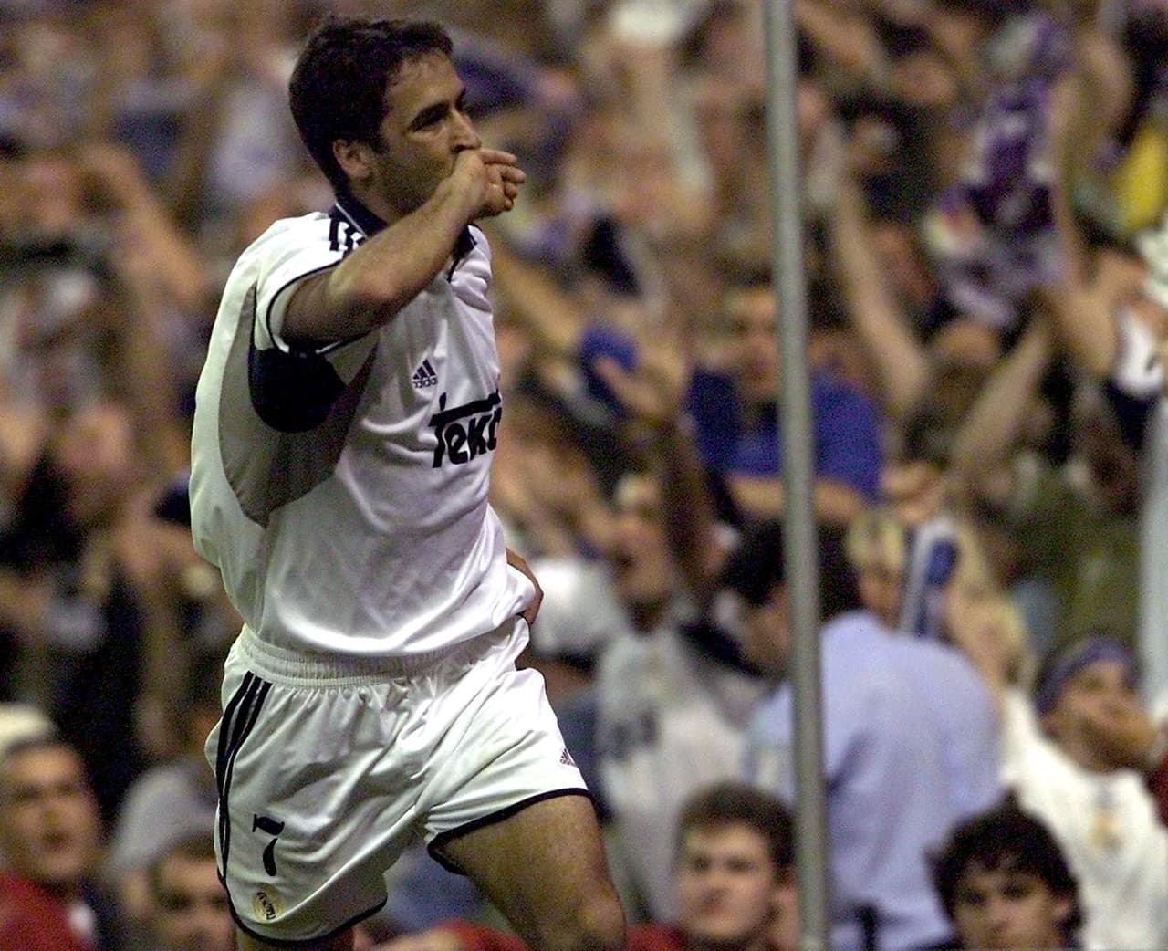 Temporada 2000/2001 - Raúl González (Real Madrid C.F.) con 7 goles.