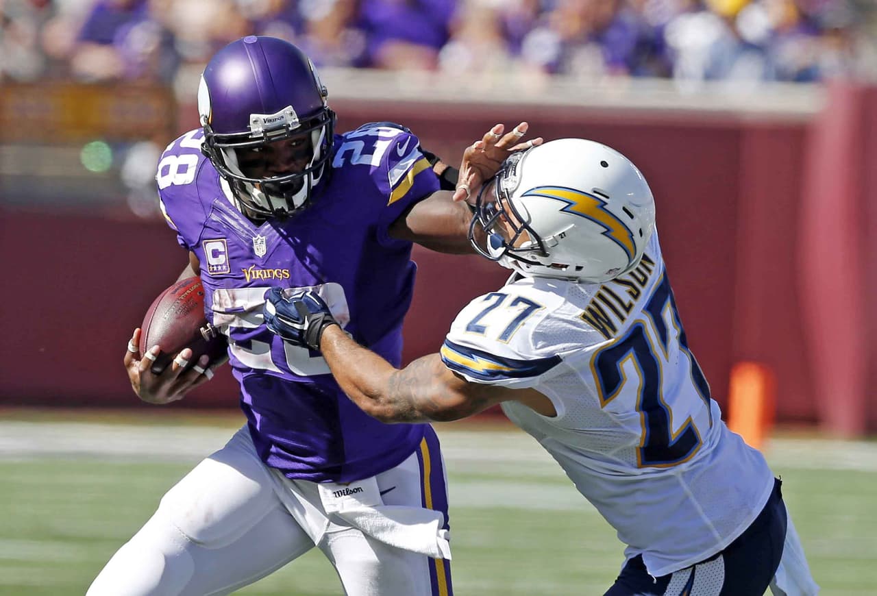 Adrian Peterson arrasó con la defensiva de San Diego con 126 yardas terrestres y dos touchdowns y los Minnesota Vikings apalearon a Philip Rivers y a los Chargers 31-14.