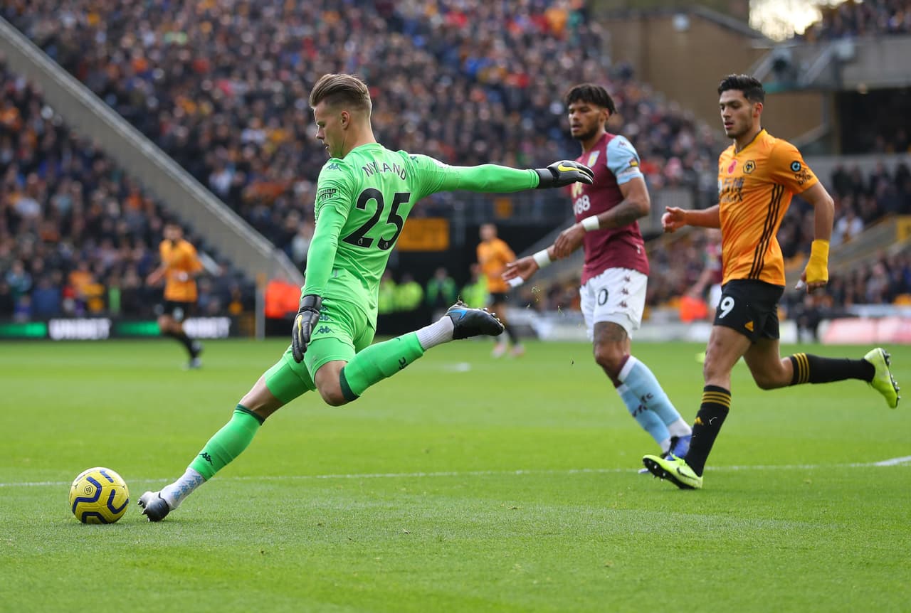 El mexicano Raúl Jiménez llega a su gol número 30 con los Wolves y ganan ante el Aston Villa por 2-1.