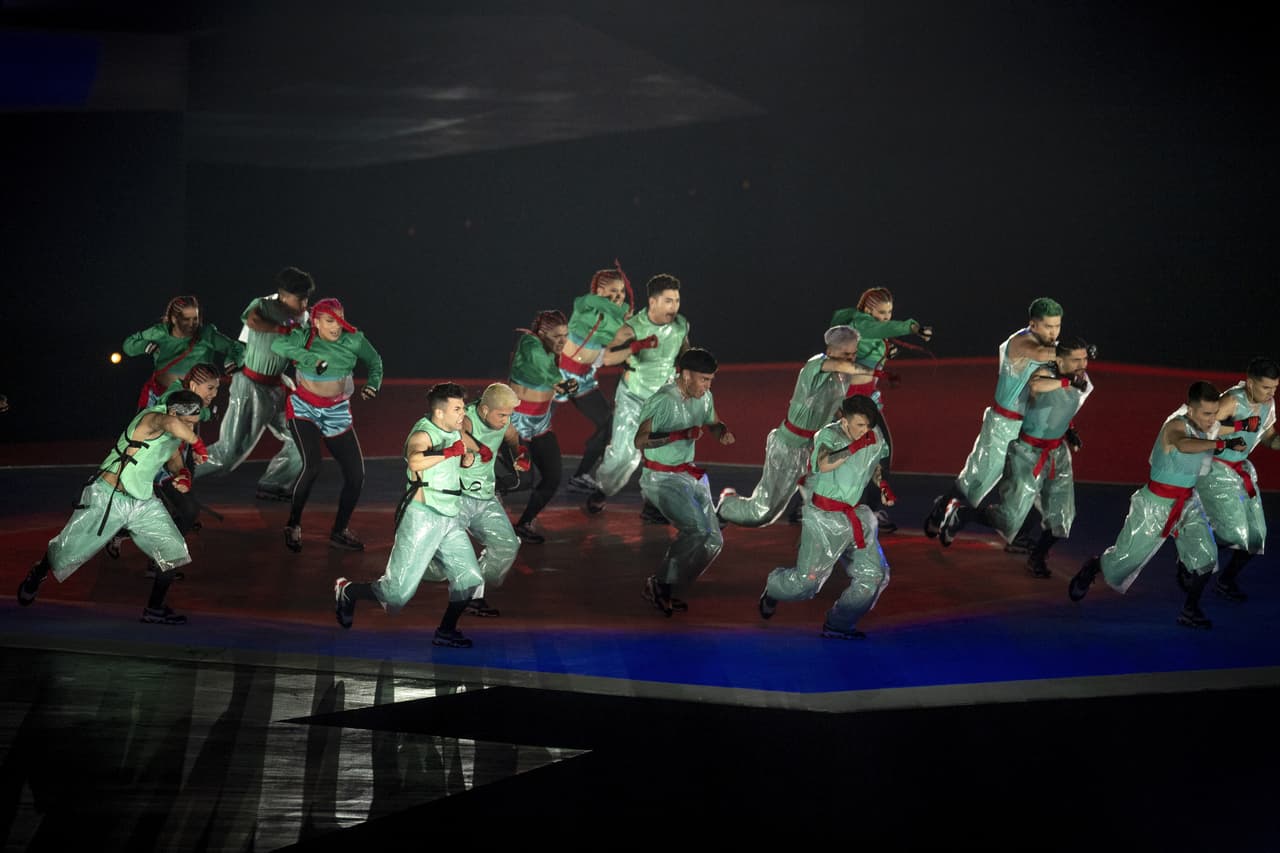 El espectáculo continuaba y la gente aplaudía cada acto de los participantes.