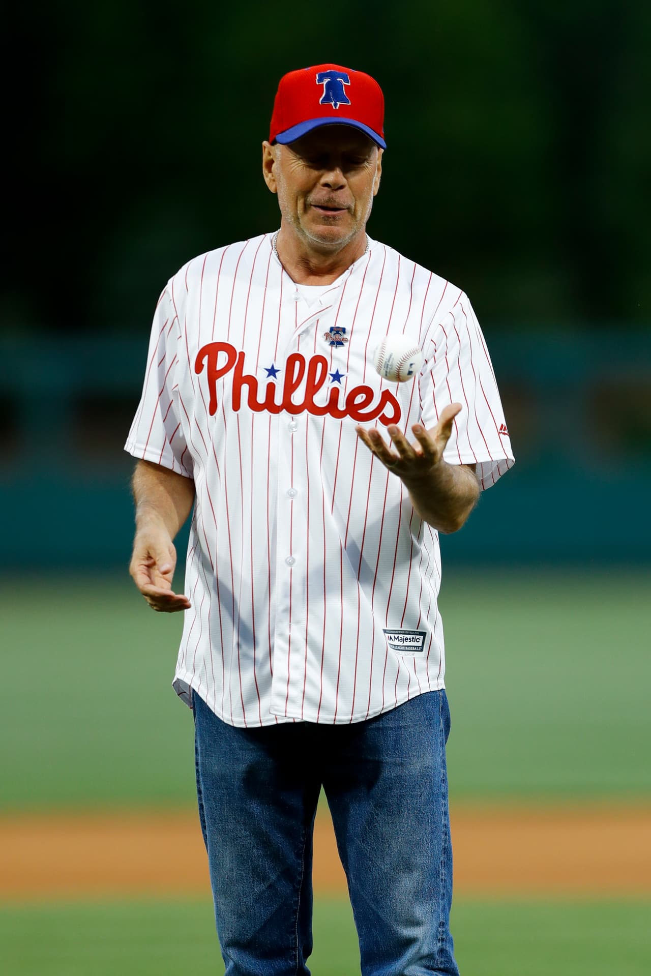 Bruce Willis, de 64 años y recordado por su papel en 'Duro de matar' entre otros filmes, vivió un gran ridículo en el lanzamiento previo al juego de Philadelphia Phillies y Milwaukee Brewers, cuando la bola ni siquiera llegó al receptor, lo que causó el abucheo del estadio, a pesar del buen ánimo del actor en medio del incidente.