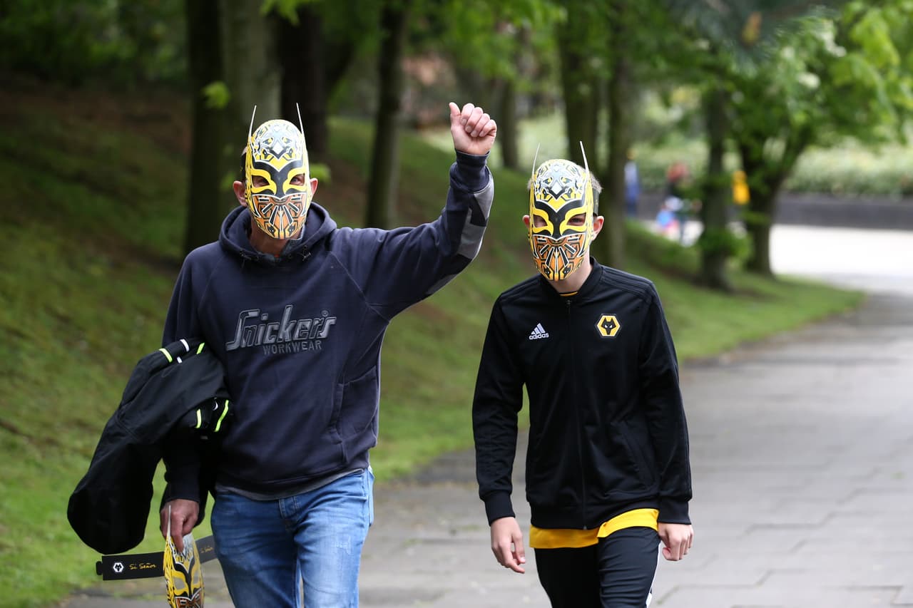 Después de la visita de Sin Cara a Raúl Jiménez, este viernes, los fanáticos de los Wolves llegaron al Molineux este sábado con máscaras del luchador y prendas típicas mexicanas que montaron un colorido ambiente para enfrentar al Fulham en la Premier League.