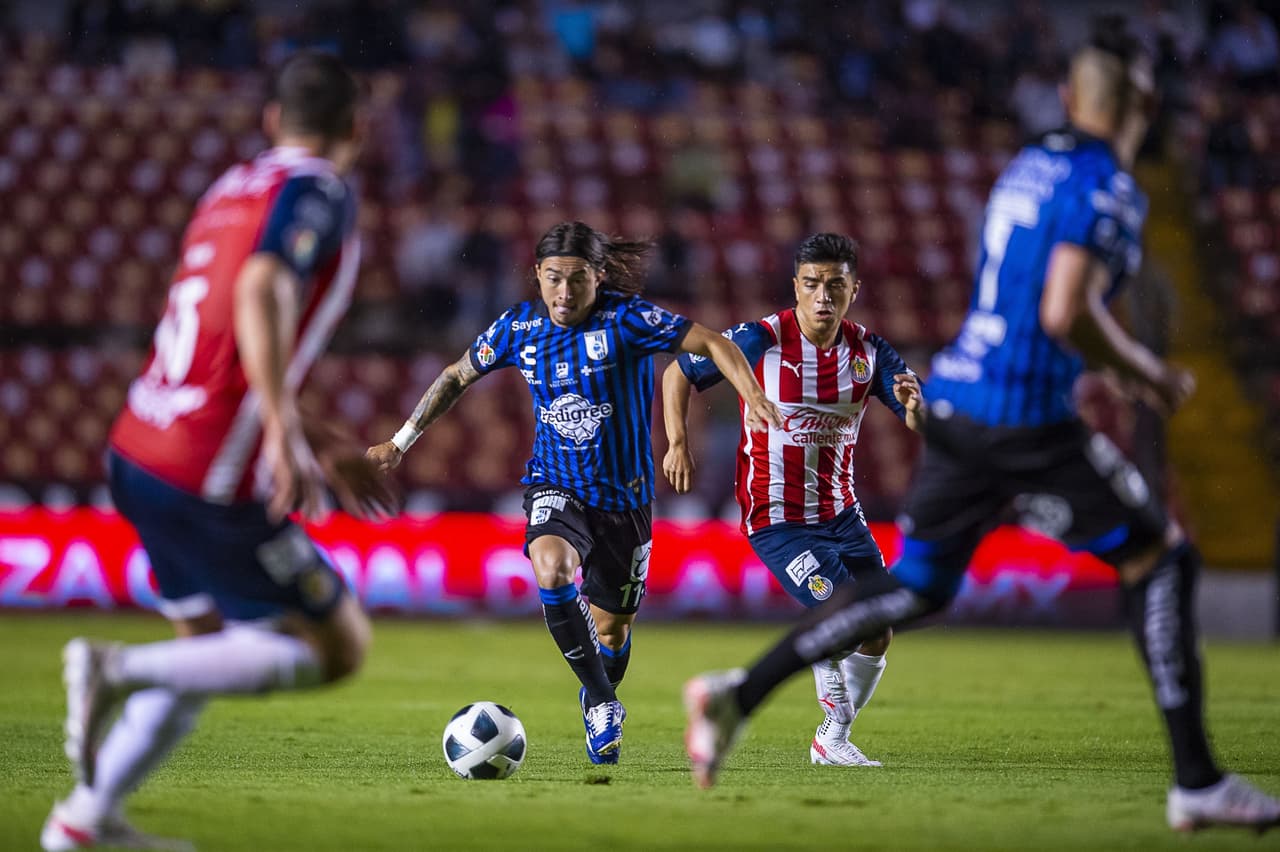 Jonathan Dos Santos es el héroe de la noche, ya que su solitario gol le da un valioso triunfo a Querétaro 1-0 sobre las Chivas.
