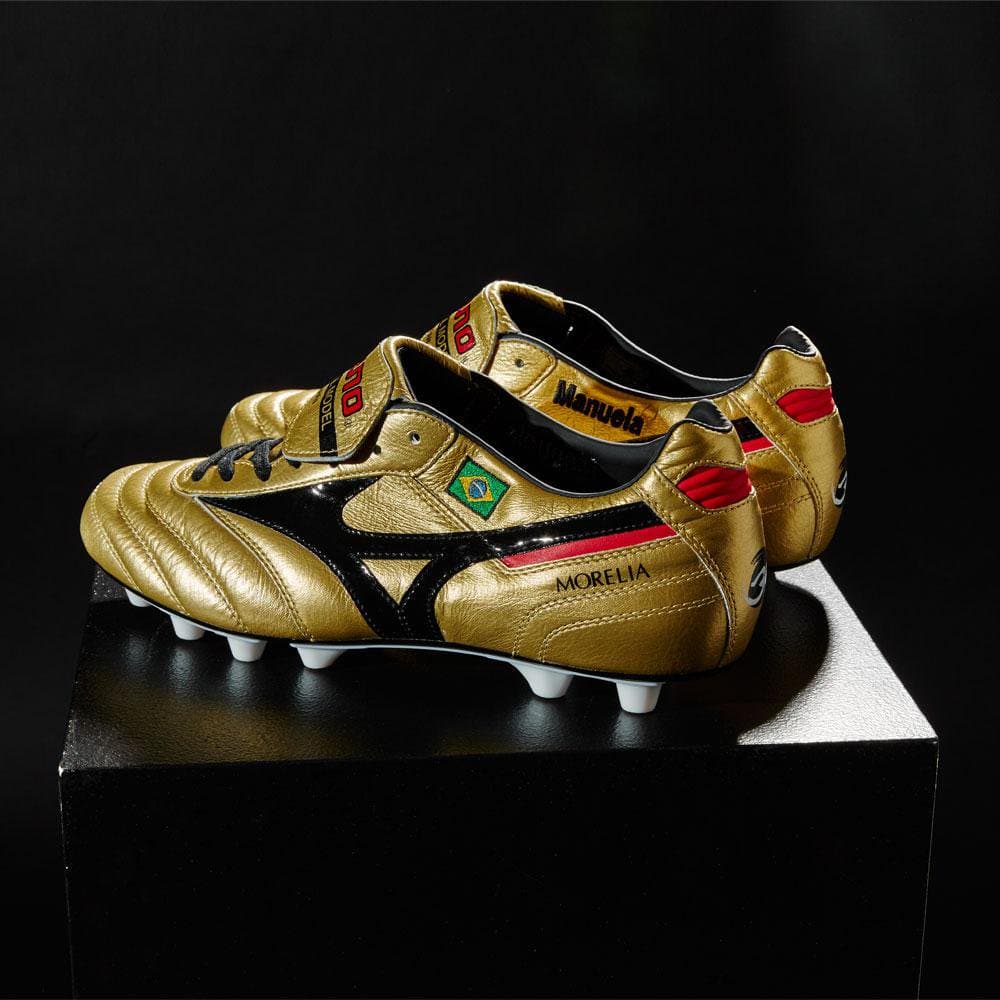 Aunque Roberto Carlos también uso Nike, los Mizuno (línea Morelia) lo acompañaron por largo tiempo y fue uno de los futbolistas que los catapultó a la fama.