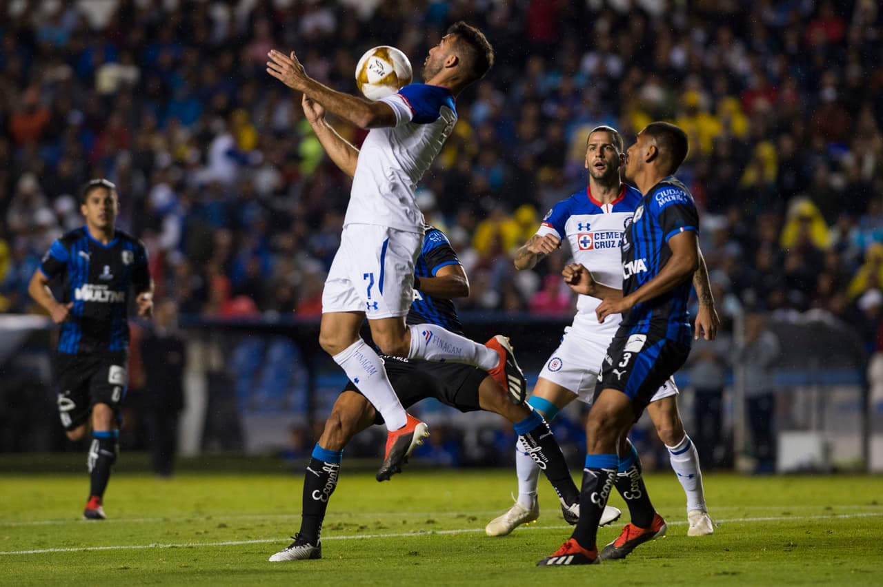 Empezando la segunda mitad, Cruz Azul no bajó la intensidad, aquí Cauteruccio buscando bajar ese balón en el área tratando de darse la media vuelta y jalar del gatillo.