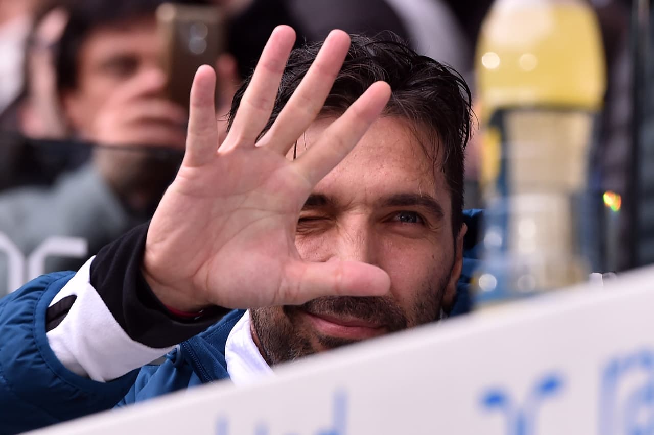 Una de las novedades fue la suplencia del arquero Gianluigi Buffon, lo que le dio la oportunidad a Wojcich Szczesny de estar en el arco.