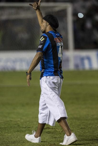 Al medio tiempo del duelo entre Querétaro y Puebla, Ronaldinho fue presentado a la afición de gallos. El brasileño fue vitoreado a pesar de no jugar.