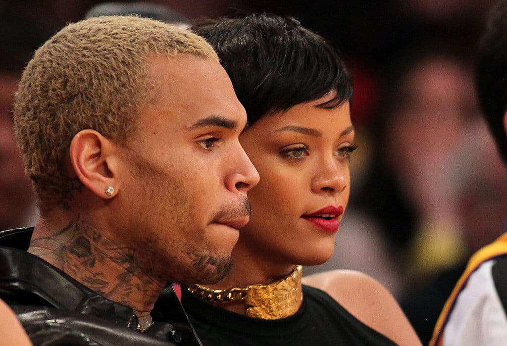 En 2009, Chris Brown fue acusado de cometer un delito grave en contra de Rihanna, quien era su novia en este entonces.