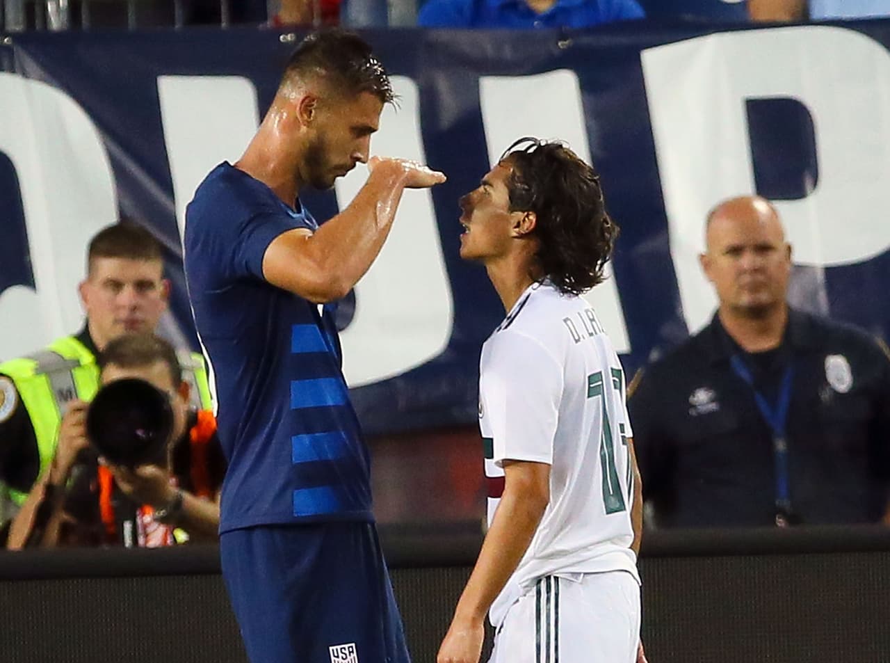 11 de septiembre de 2018 (Amistoso) - tras una jugada en la que Diego Lainez buscana ganarle el balón a Matt Miazga, el estadounidense se calentó y enfrentó con el joven del América al que ridiculizó apelando a su baja estatura con gestos provocadores.