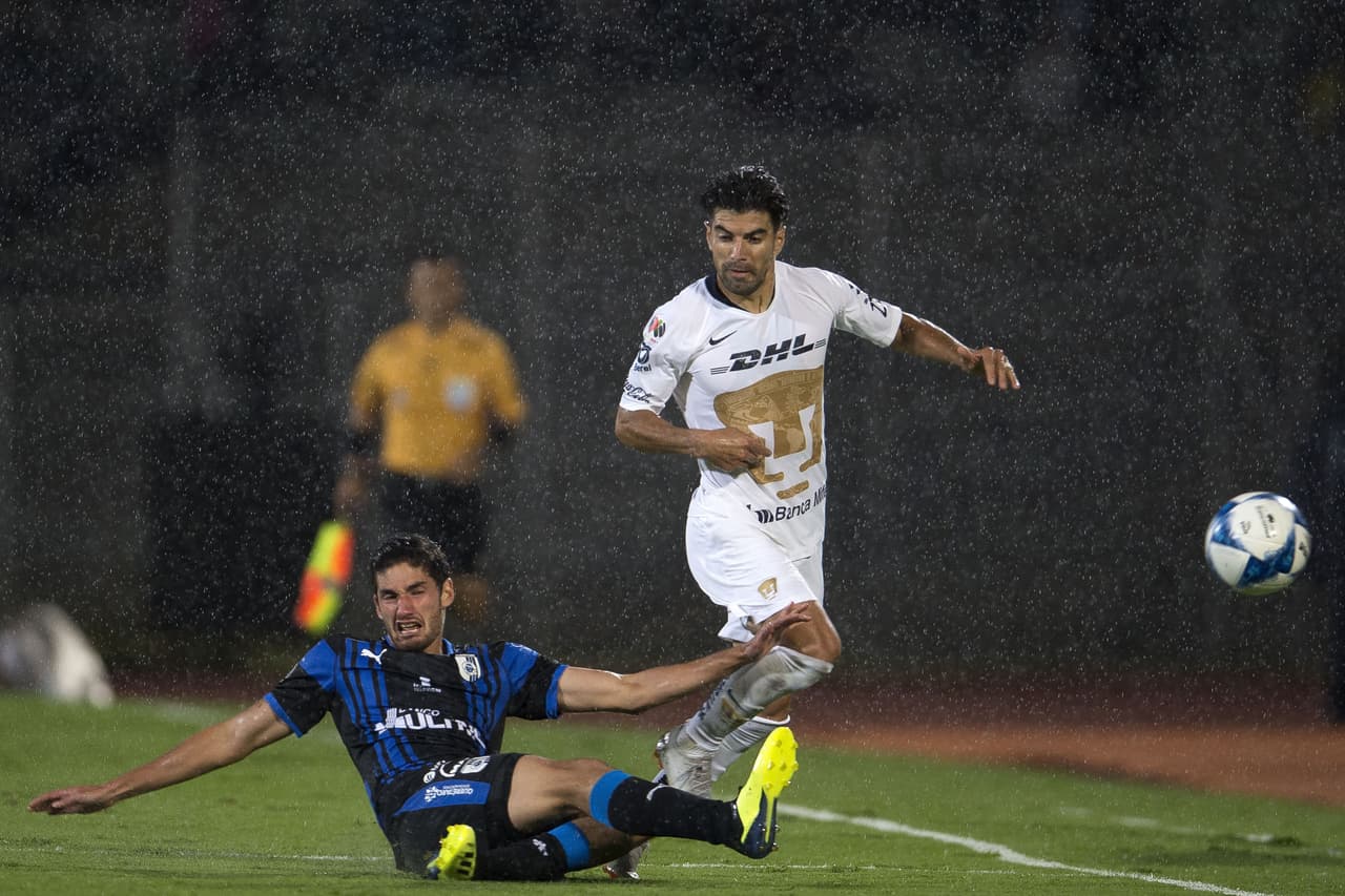 En medio de un torrencial aguacero se disputó la mayor parte del segundo tiempo. Y Pumas no logró conjuntarse, no pudo ser peligroso y decepcionó en casa ante su escaso público.