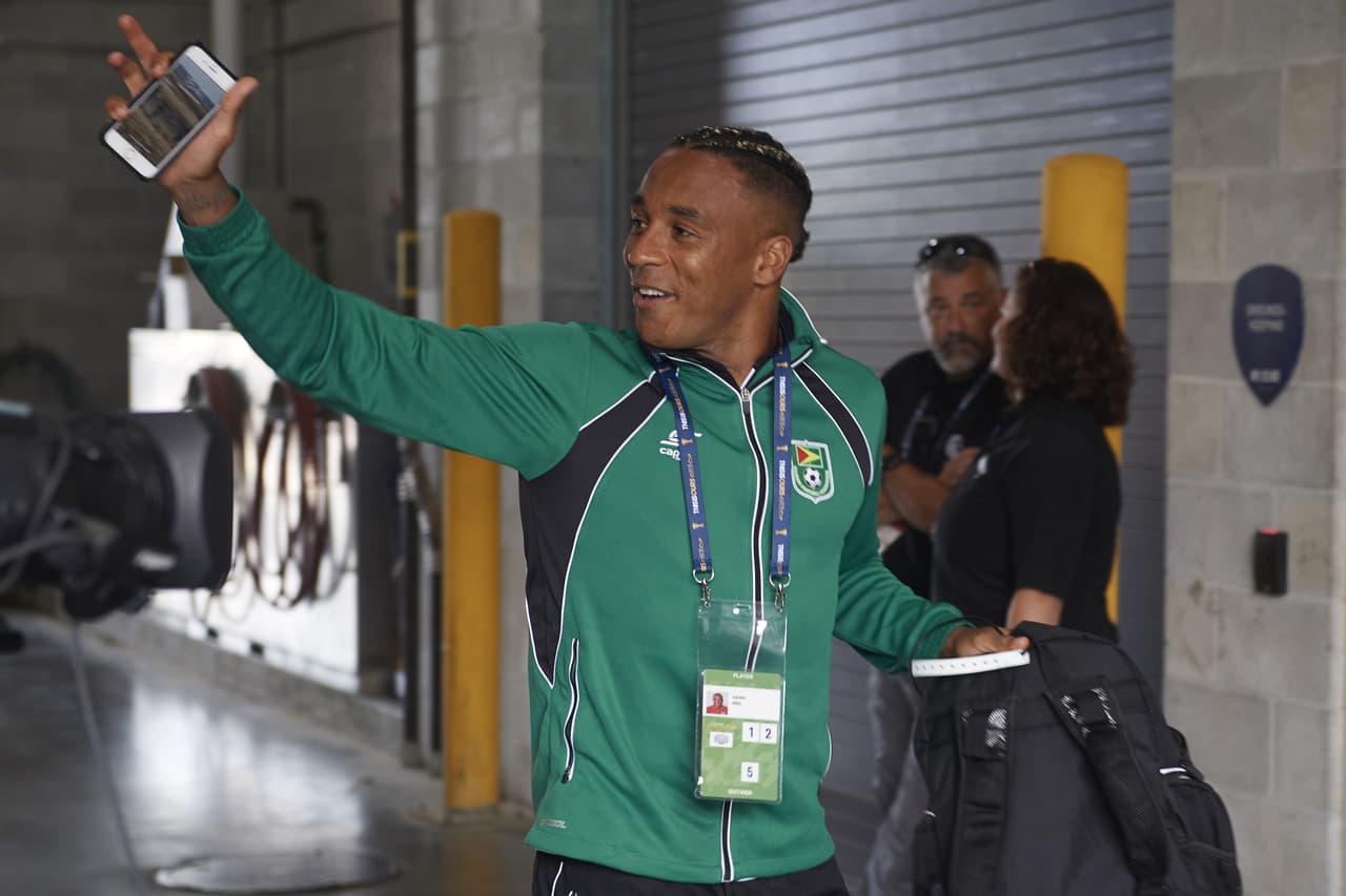 Tremendo ambiente y colorido estaban ya armando las aficiones de cuatro selecciones en medio de una doble cartelera en Children's Mercy Park, en Kansas City, Kansas. Para abrir bocado, Trinidad y Tobago se juega el honor ante Guyana, y más tarde Panamá y Estados Unidos por la cima del Grupo D de la Copa Oro. También captamos la llegada de los jugadores trinitarios y guyanenses para su cotejo.
