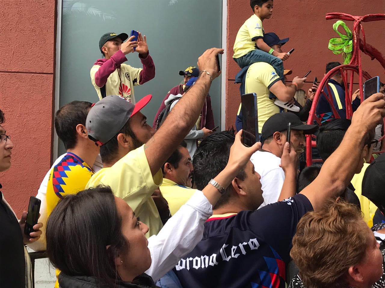 Decenas de americanistas se congregaron en el hotel para alentar al equipo previo a la final del futbol mexicano.