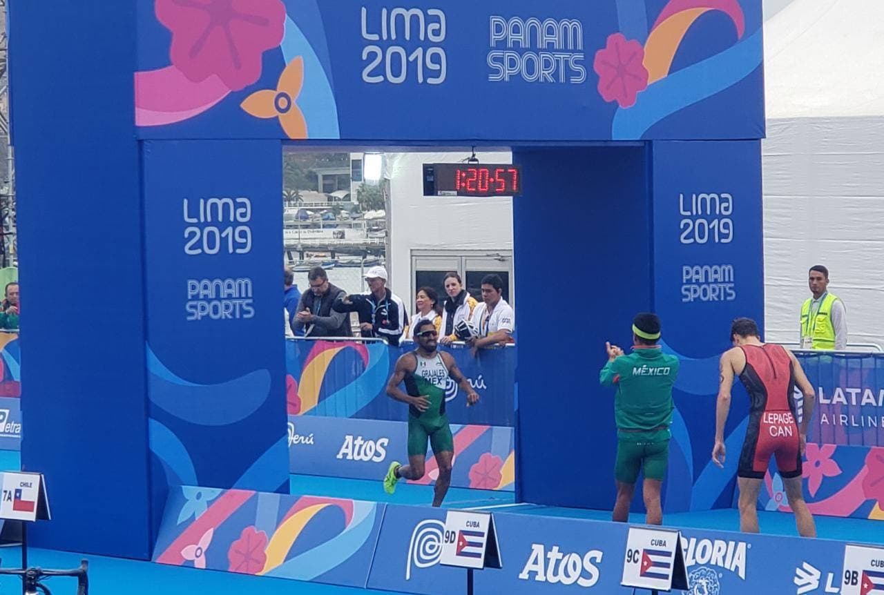 La primera medalla en caer fue la de la prueba de relevos mixto, en el Triatlón, donde México se adjudicó el bronce.