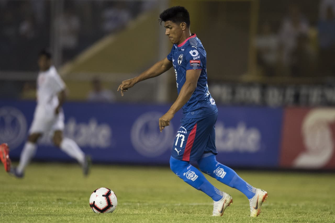 En la imagen Jesús Gallardo, estelar lateral de Monterrey, tratando de agregarse al ataque, algo que sabe hacer muy bien.