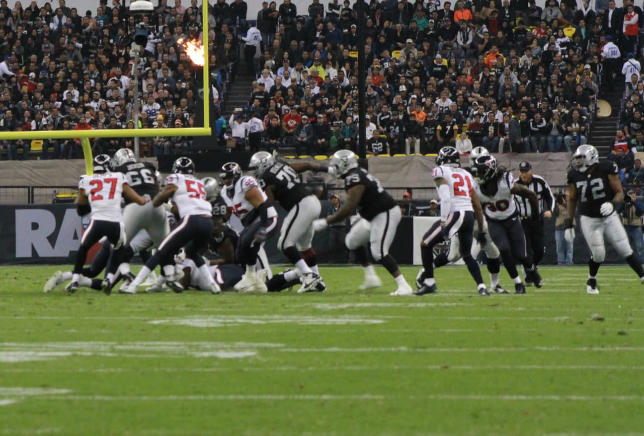 Te presentamos las mejores imágenes que nos dejó el juego entre Raiders y Texans en la cancha del estadio Azteca de la ciudad de México.