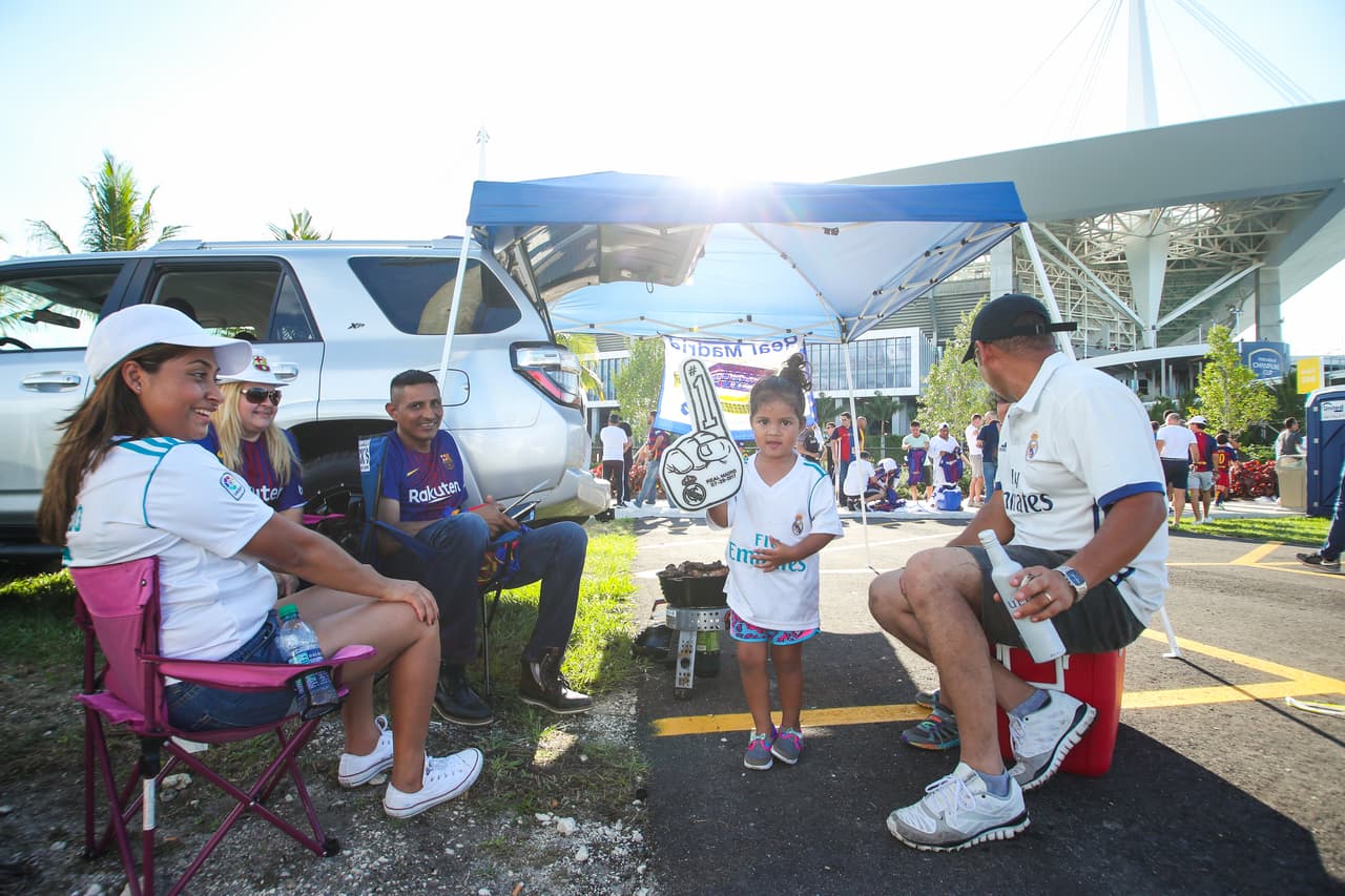 Otros, como ellos, esperaban en el estacionamiento con un BBQ para compartir en familia.