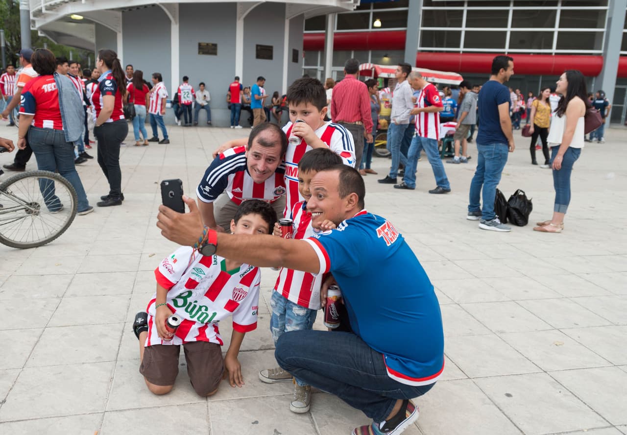 El Estadio Victoria se llenó de familias que sin importar las distintas aficiones de sus integrantes acudieron a disfrutar del encuentro.