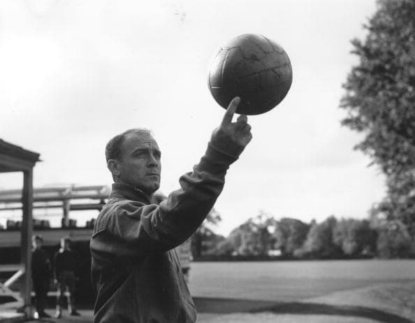 Alfredo di Stéfano: Es considerado uno de los mejores jugadores en la historia, sin embargo, es considerado la primera gran figura a la que la Copa del Mundo le dio la espalda.