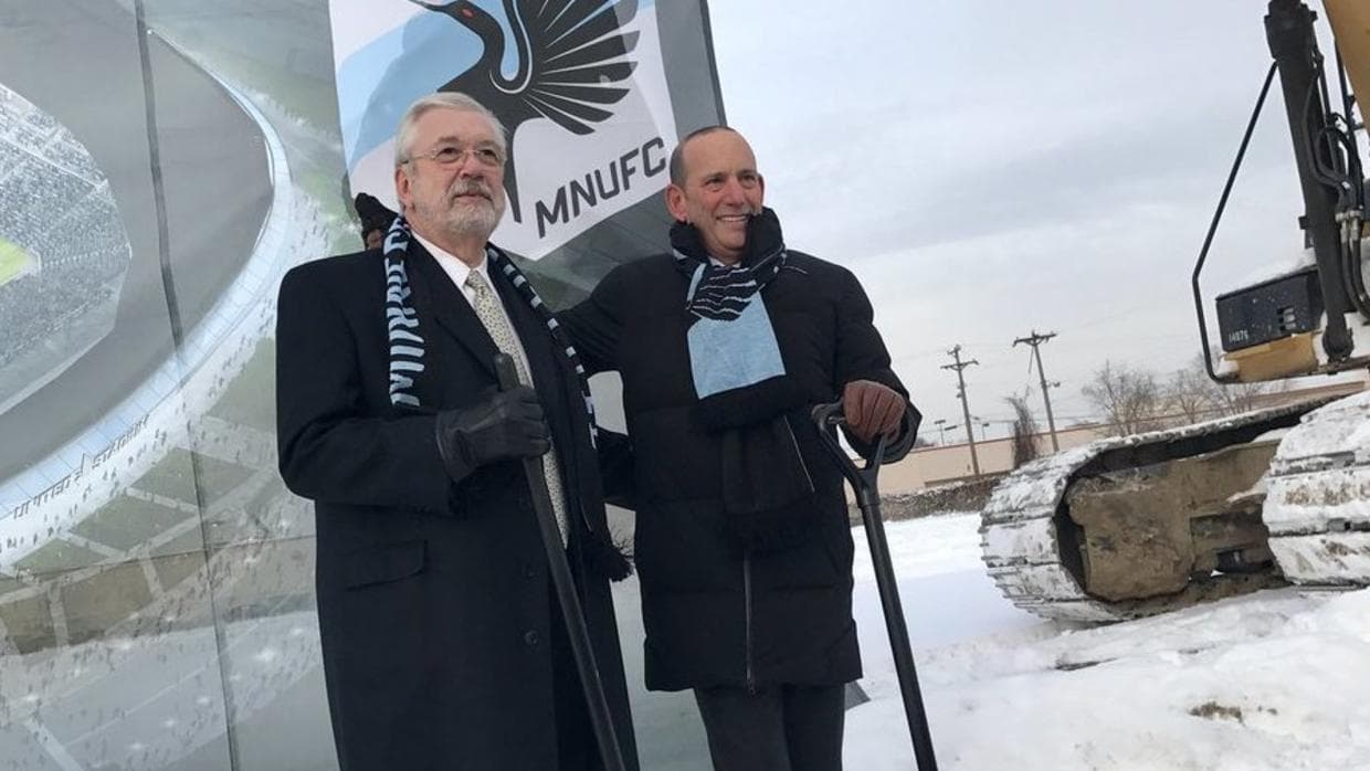 Hasta el comisionado de la MLS, Don Garber, colaboró con el inicio de las obras en la ciudad de St. Paul. (Crédito: Twitter | @thesoccerdon)
