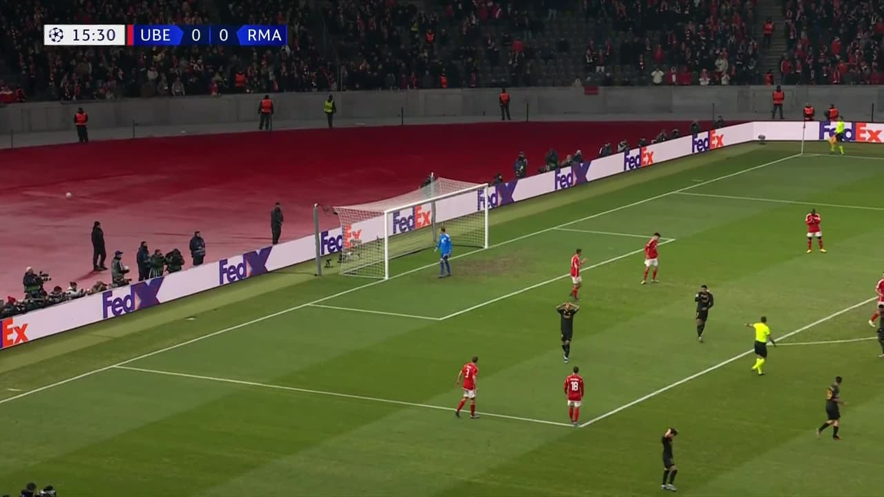 ¡CERCA! Joselu disparó que se estrella en el poste.