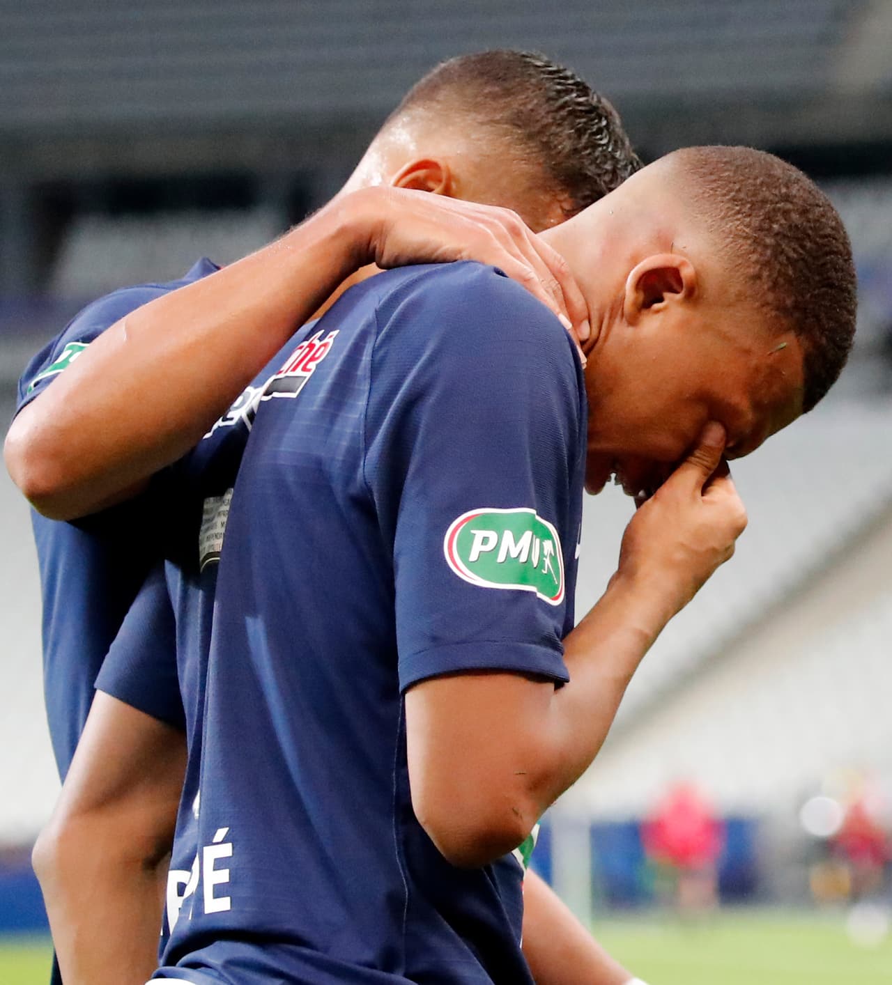 PSG ganaba por la mínima St Etienne por la Copa de Francia. Perrin entró fuerte sobre el pie derecho del francés cuando PSG se lanzaba al ataque. Se armaba la bronca en el terreno de juego y Perrin salió expulsado (31’). Kylian fue atendido dentro de la cancha y tuvo que dejar el partido entre lágrimas. Medios franceses afirman que Mbappé sufrió un esguince en su tobillo derecho.