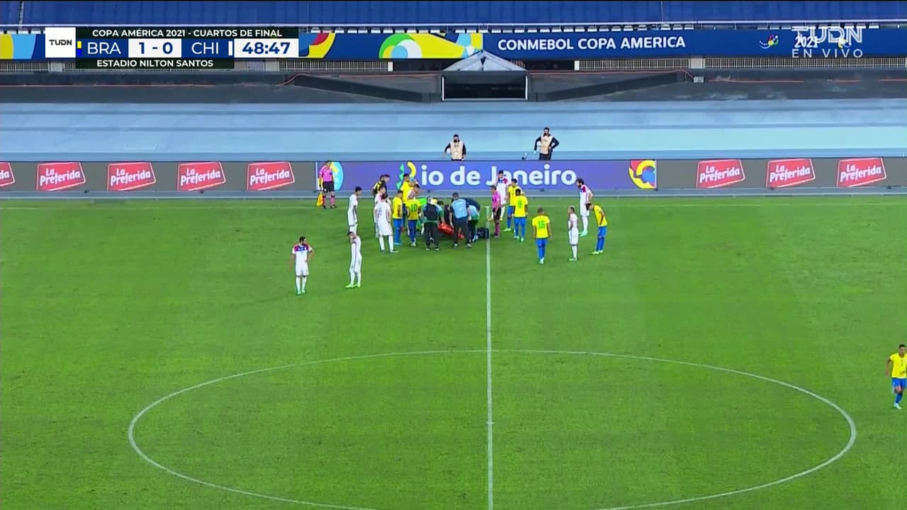 ¡Expulsión! El árbitro saca la roja directa a Gabriel Fernando de Jesus.