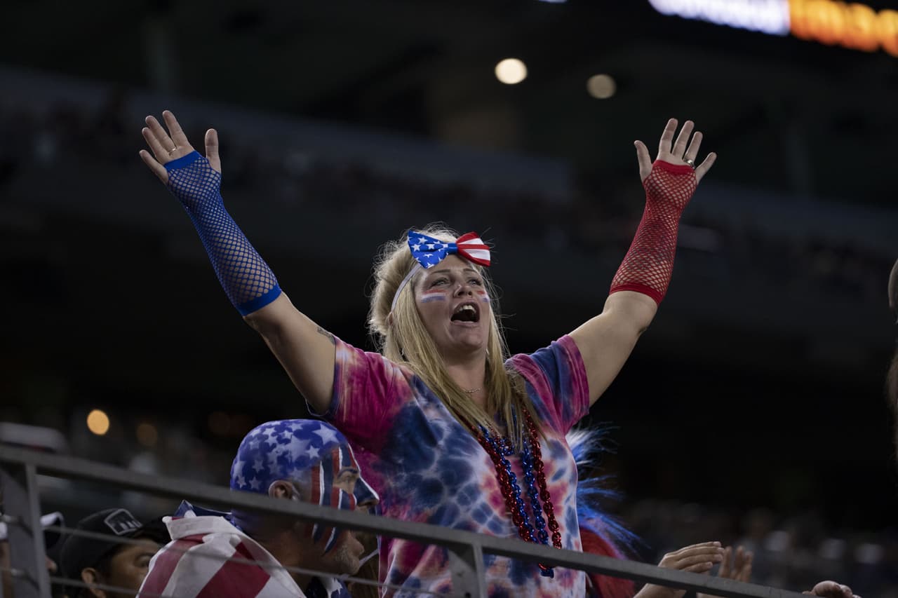 La afición norteamericana se fue contenta del estadio.